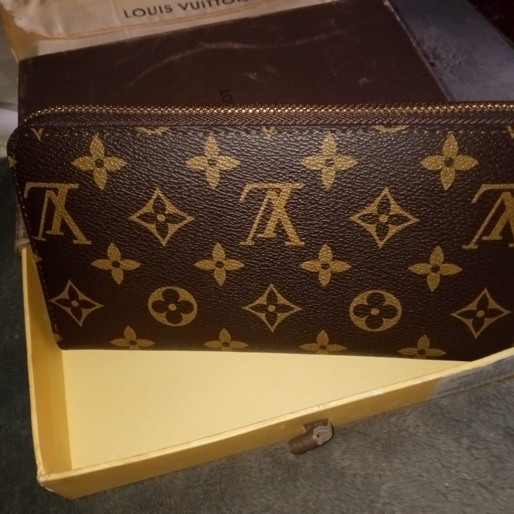 Louis Vuitton zippy wallet